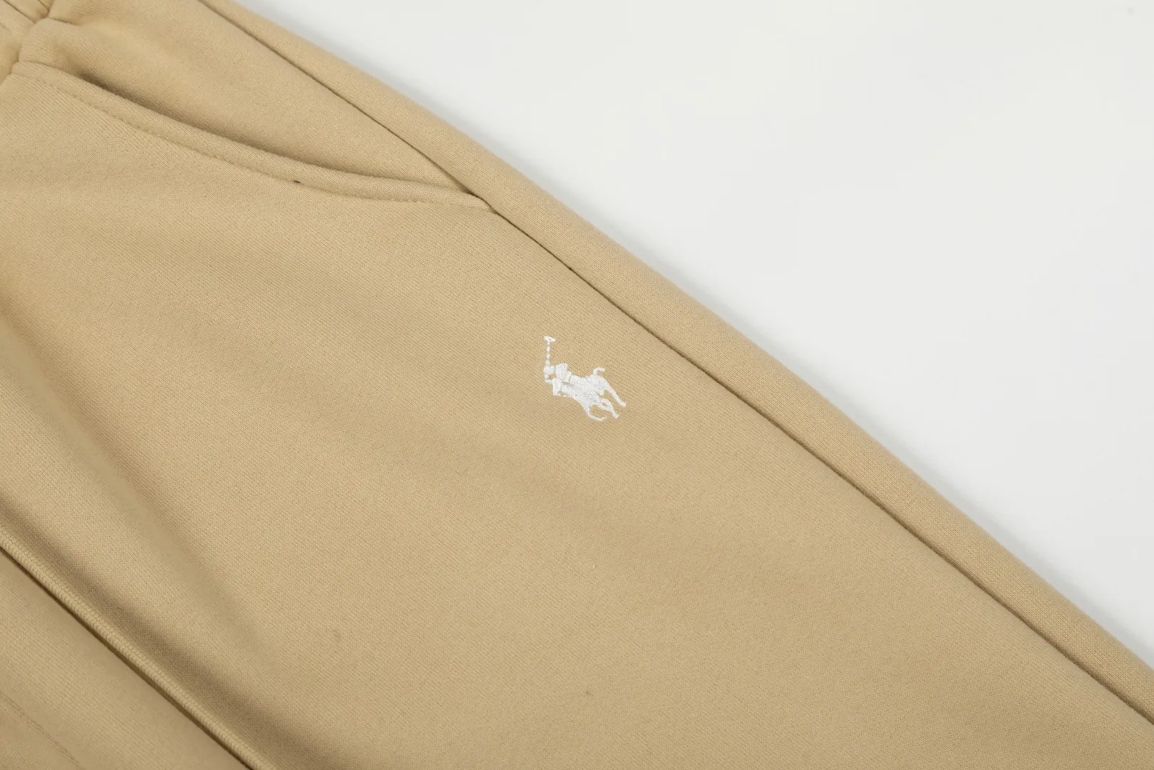 P230 💰 Top quality" Style number: T7005# [Ralph Lauren solid color pony embroidered logo thickened velvet legged trousers] ✅Ralph Lauren classic basic versatile unisex autumn and winter velvet legged trousers ✅Pure cotton high-gram thick velvet fabric The upper body is comfortable and warm ✅The version is restored to the original one The maximum size can be worn up to 180 pounds Loose, comfortable and stress-free ✅The upper body is simple and easy to wear ootd must-have. Good-looking clothes are never picky. A must-have in couples’ wardrobes. Size: S-XL. Color: Black, Gray, Navy Khaki.